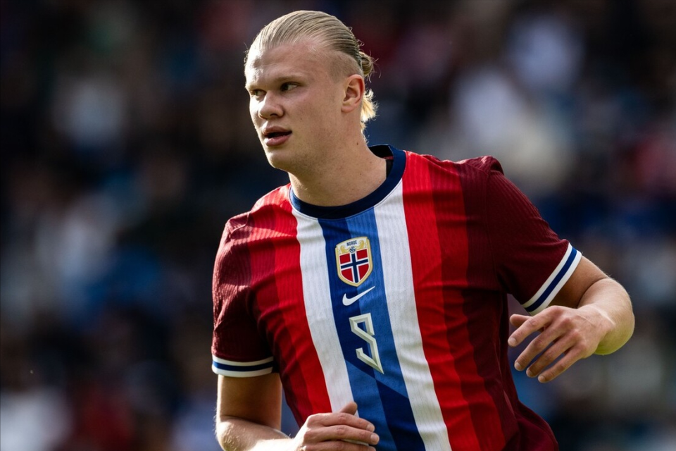 萨拉赫无缘利物浦欧冠名单，斯洛特称俱乐部必须作出回应；此前萨拉赫因未首发炮轰球队