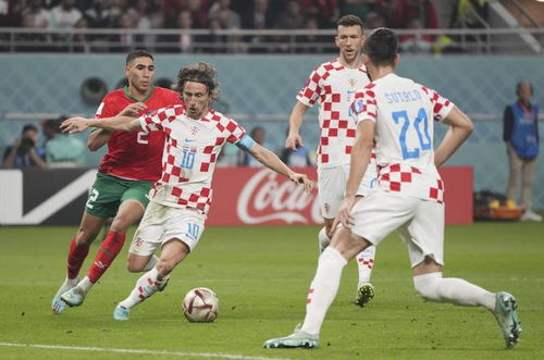 17岁天才卡尔展现极强潜力，德甲首秀表现亮眼，凭借出色技术和风格成为焦点。