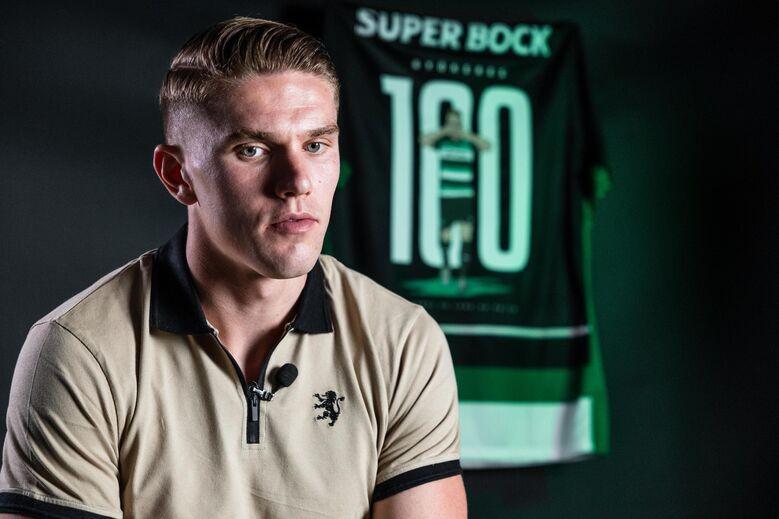 个人能力！两队进攻陷入困境， 奎因上场外线运球高难度急停三分命中！