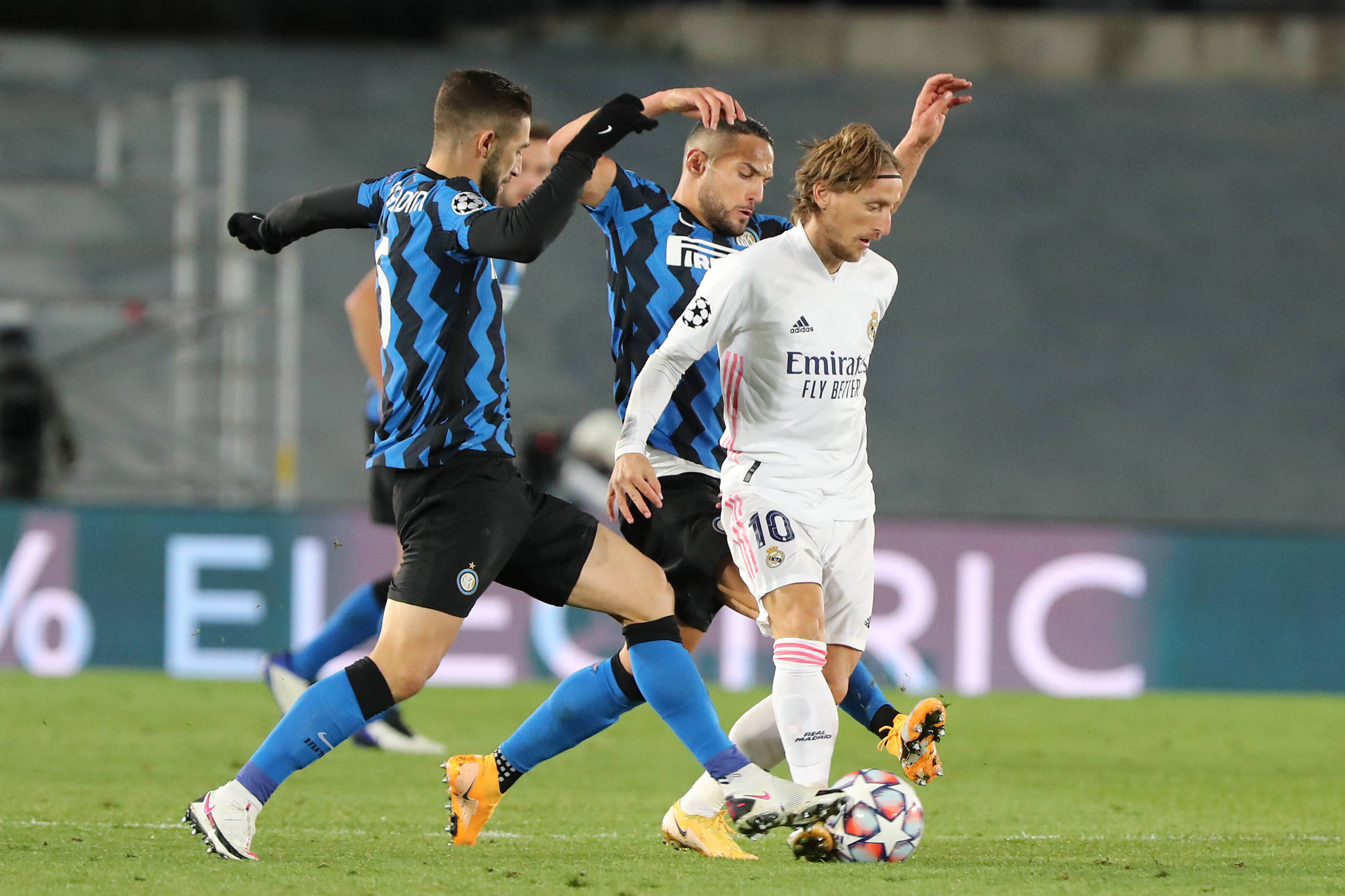 恐怖慎入，加纳国脚弗朗西斯在与日本友谊赛中小腿遭90度弯曲