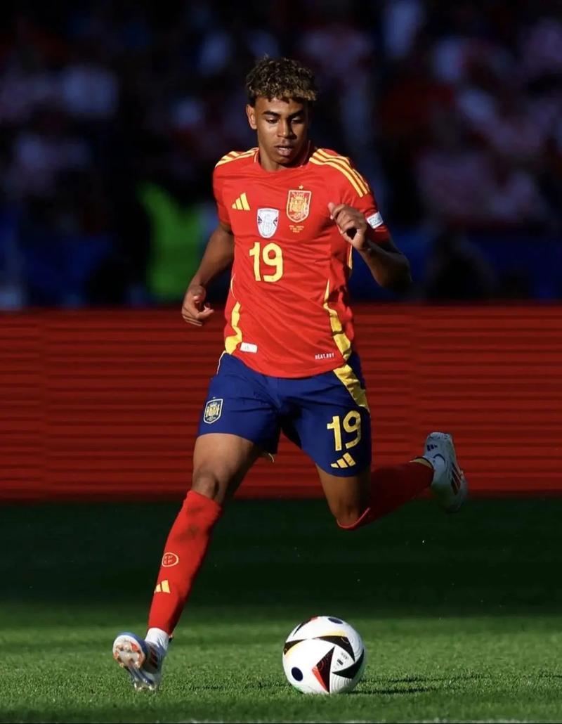 马钦：C罗是禁区杀手，但梅西比他更能凭一己之力赢得比赛