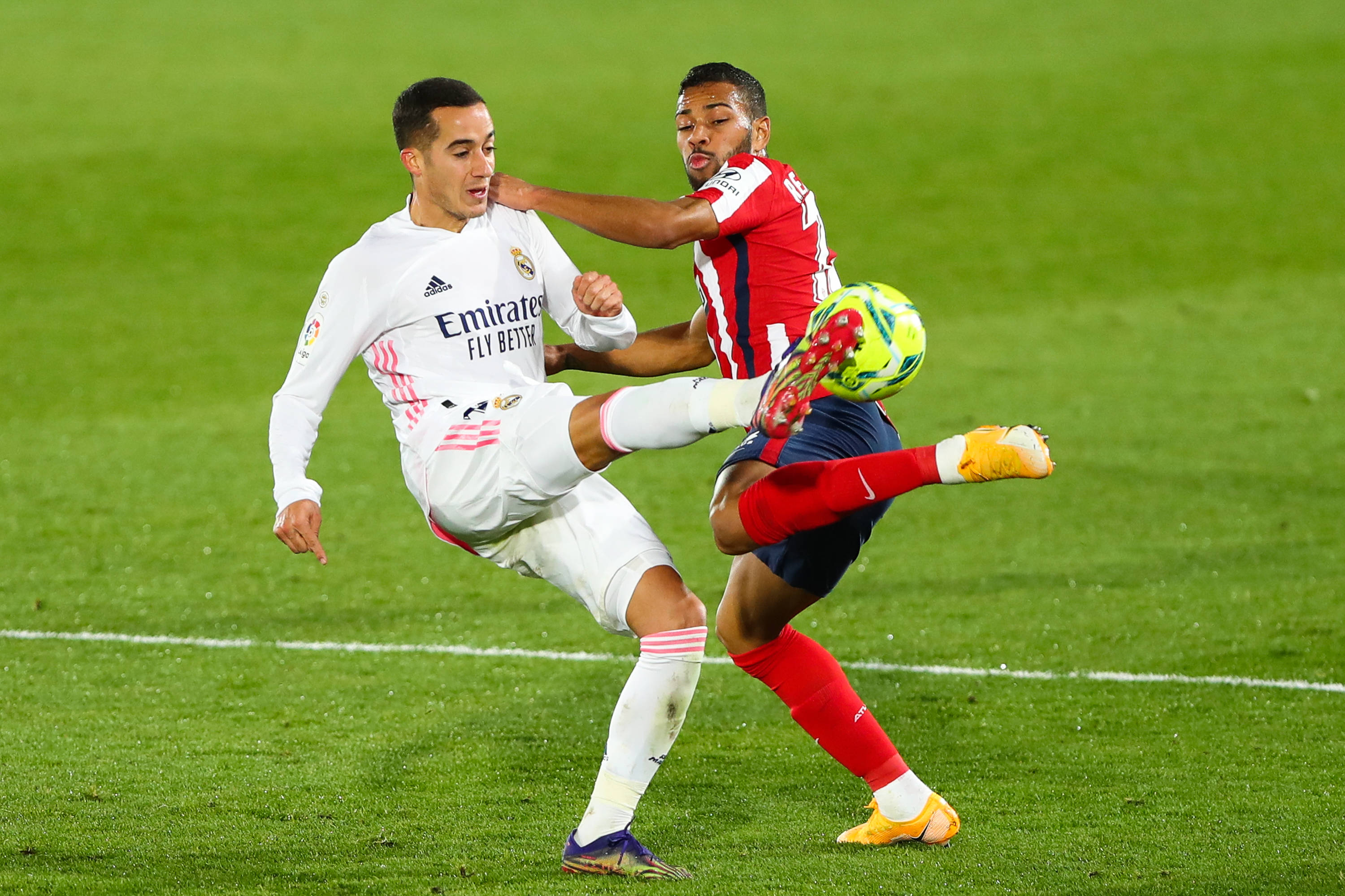 马刺半场4人得分上双，命中11记三分领先鹈鹕20分