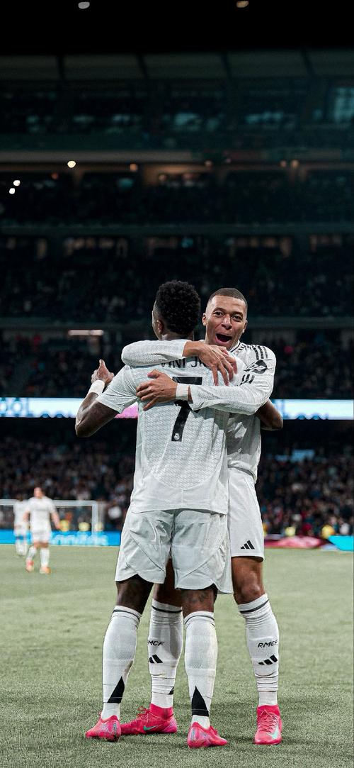 网传视频浙江U20全运会输球后被球迷训话，王钰栋摇头离开