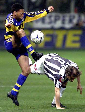 附加赛蓄力？波特执教瑞典的首场比赛1-4惨败瑞士